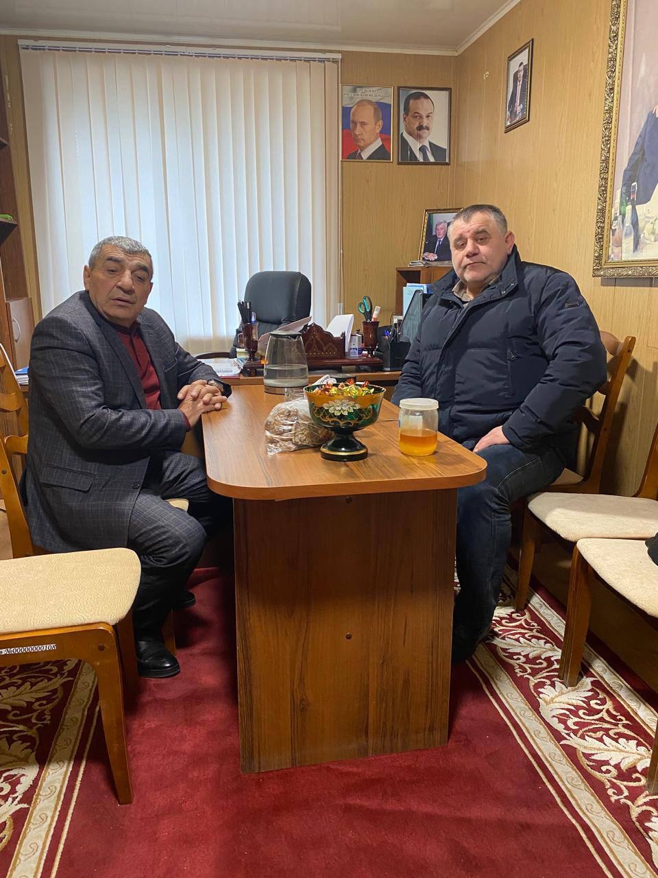 Участник СВО Нурмагомедов Абдусалам на приеме у И.О.Директора ГБУ РД ЦСОН в МО «Гумбетовский район» Ахмедова Г.М.